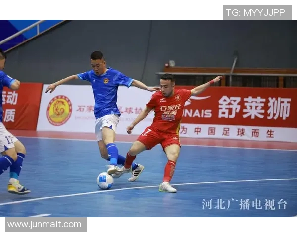 中国足球赛场奇观主队球童连滚数圈拖延时间主裁却罚下客队替补球员